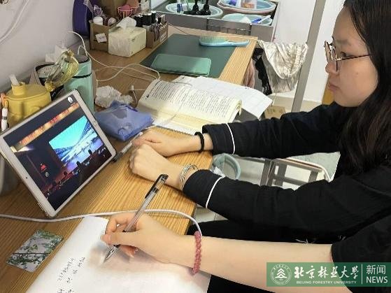 来自首钢园运动中心制冰师